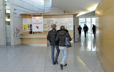 Entrée-hôpital-panneau-maison-usagers