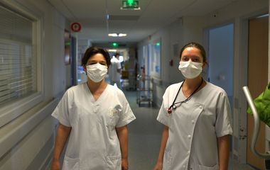 Femmes aides soignantes dans les couloirs de l'hôpital
